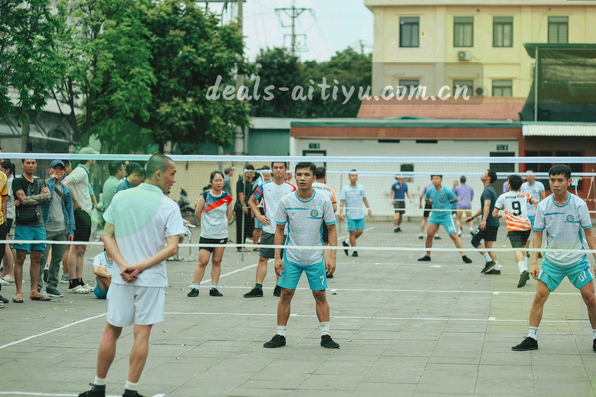 山峦轮廓与球场线条融合的抽象图形，点缀荧光绿与橙